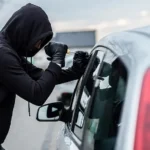 Πήγαν να κλέψουν Rent a Car στη Χερσόνησο και κατέληξαν στα βράχια